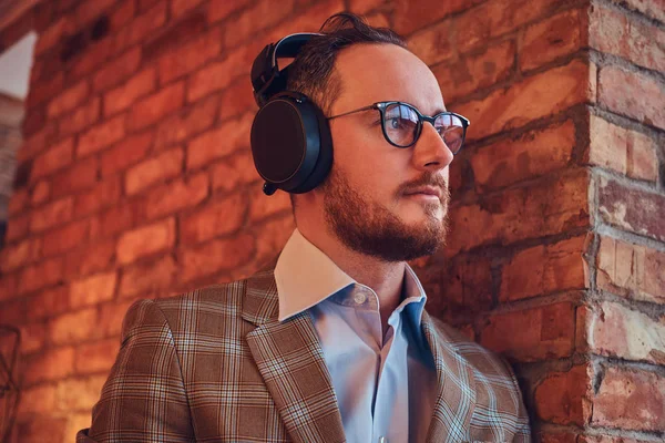 Retrato Cerca Hombre Con Estilo Traje Franela Gafas — Foto de Stock