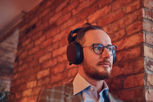 Retrato Cerca Hombre Con Estilo Traje Franela Gafas — Foto de Stock