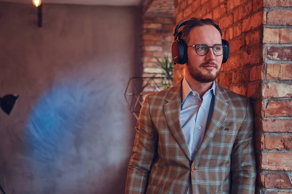 Retrato Hombre Con Estilo Traje Franela Gafas — Foto de Stock