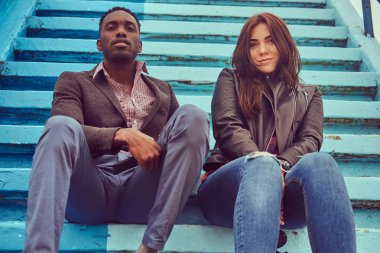 Bir çekici şık çift portresi. Bir Afrikalı-Amerikalı adam ve beyaz kız.