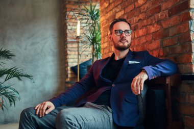 Vintage iş giysili bir yakışıklı sakallı erkek portresi