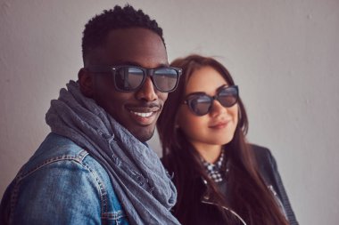 Bir çekici şık çift portresi. Bir Afrikalı-Amerikalı adam ve beyaz kız.