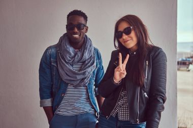 Bir çekici şık çift portresi. Bir Afrikalı-Amerikalı adam ve beyaz kız.