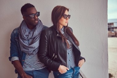 Bir çekici şık çift portresi. Bir Afrikalı-Amerikalı adam ve beyaz kız.