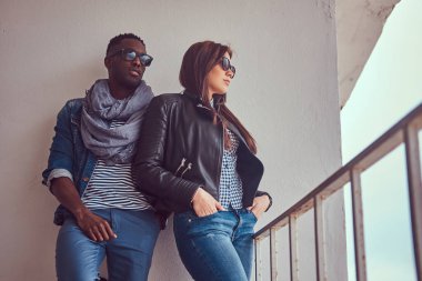 Bir çekici şık çift portresi. Bir Afrikalı-Amerikalı adam ve beyaz kız.