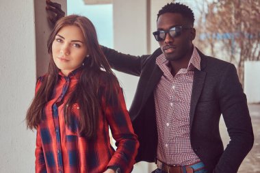 Bir çekici şık çift portresi. Bir Afrikalı-Amerikalı adam ve beyaz kız.