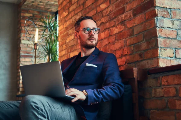 Retrato Hombre Con Estilo Una Habitación Con Loft Interior —  Fotos de Stock