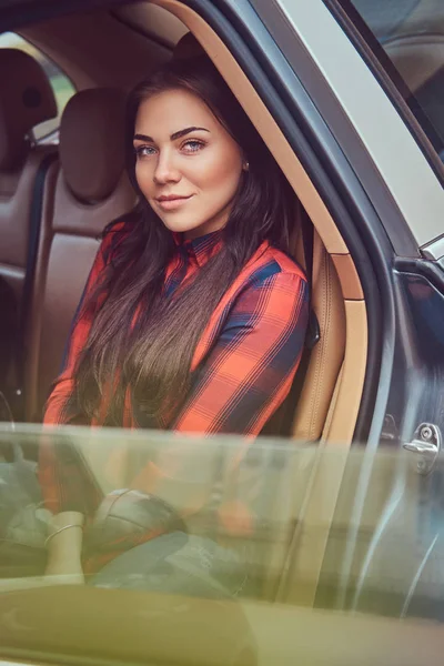 Portret Van Een Kaukasische Vrouw Een Flanellen Shirt Zitten Auto — Stockfoto