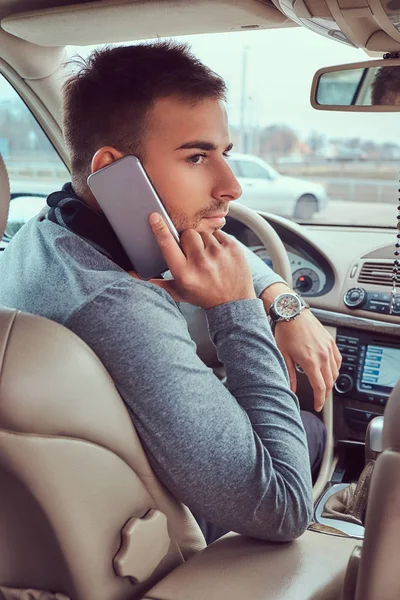 Portret Van Een Knappe Zakenman Praten Aan Telefoon Zijn Auto — Stockfoto