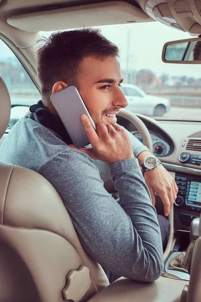Portret Przystojny Biznesmen Rozmawia Przez Telefon Jego Samochód — Zdjęcie stockowe