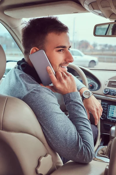 Retrato Belo Homem Negócios Falando Telefone Dirigindo Seu Carro — Fotografia de Stock