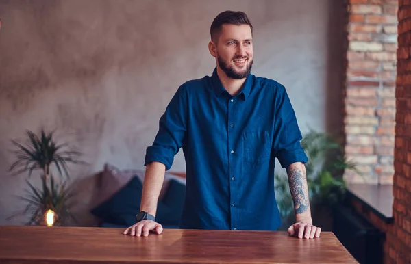 Glücklicher Schöner Mann Mit Tätowierung Auf Dem Arm Der Einem — Stockfoto