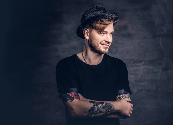 Porträtt Stilig Skäggiga Hipster Med Korsade Tatuerade Armar Klädd Svart — Stockfoto