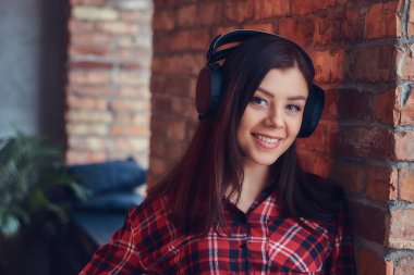 Çatı katı iç ile bir odada büyüleyici bir esmer portresi.