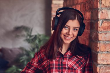 Çatı katı iç ile bir odada büyüleyici bir esmer portresi.