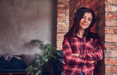 Çatı katı iç ile bir odada büyüleyici bir esmer portresi.