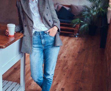 Çatı katı iç ile bir odada büyüleyici bir esmer portresi.