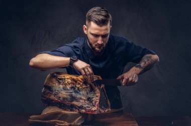 Bir stüdyoda çiğ füme et ile profesyonel kasap.