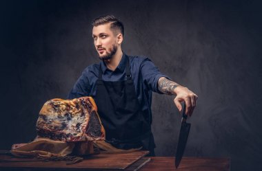 Bir stüdyoda çiğ füme et ile profesyonel kasap.