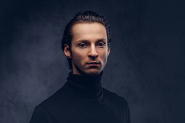 Siyah kazaklı karizmatik bir şehvetli erkek portresi 