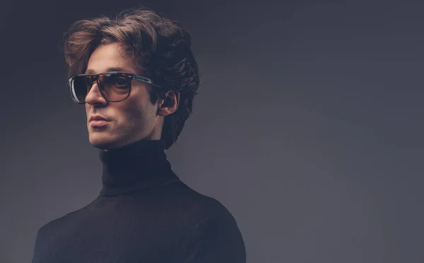 Retrato Estudio Macho Sensual Con Pelo Elegante Suéter Negro Gafas — Foto de Stock