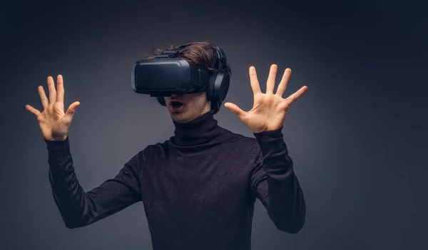 Studioporträt Eines Mannes Mit Virtual Reality Gerät — Stockfoto