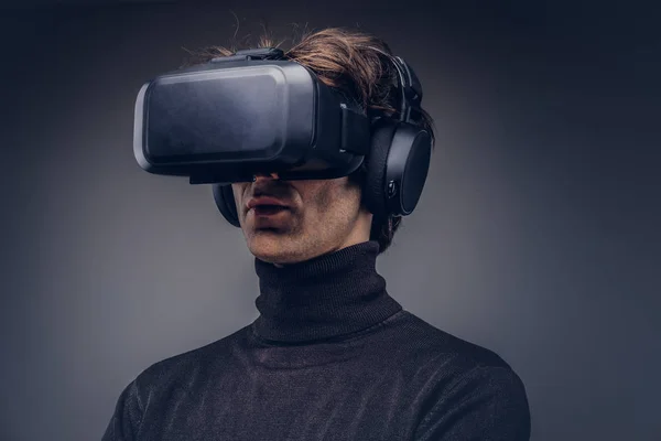 Студийный Портрет Человека Устройством Виртуальной Реальности — стоковое фото