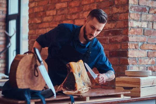 Professional Butcher Cutting Raw Smoked Meat Table — Stock Photo, Image