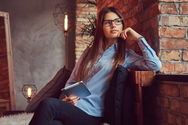 Retrato Una Encantadora Chica Morena Gafas Camisa Azul Sostiene Una — Foto de Stock