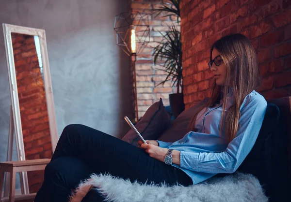 Retrato Menina Morena Encantadora Óculos Camisa Azul Usando Tablet Sentado — Fotografia de Stock