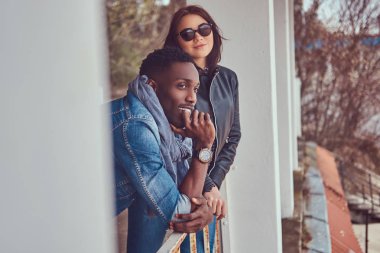 Bir çekici şık çift portresi. Bir Afrikalı-Amerikalı adam ve beyaz kız.