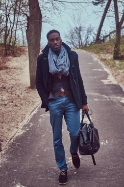 Çekici bir şık Afro-Amerikan erkek portresi.