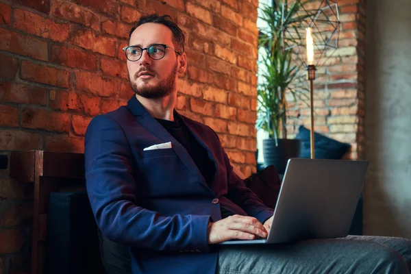 Retrato Hombre Con Estilo Una Habitación Con Loft Interior — Foto de Stock