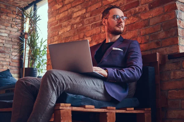 Porträtt Snygg Man Ett Rum Med Loft Interiör — Stockfoto