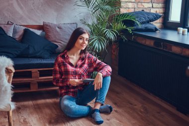 Pazen tişört ve kot bir yere oturmak sevimli esmer