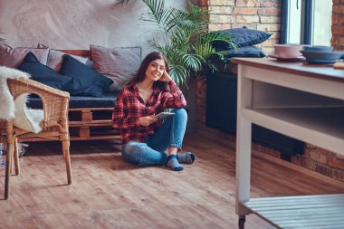 Pazen tişört ve kot bir yere oturmak sevimli esmer