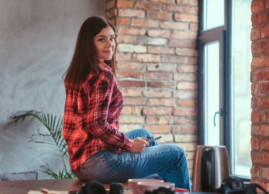 Çatı katı iç ile bir odada büyüleyici bir esmer portresi.