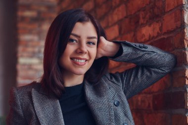 Çatı katı iç ile bir odada büyüleyici bir esmer portresi.