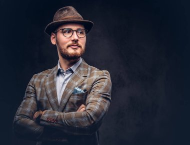 Stüdyo portre rahat kıyafetli bir yakışıklı sakallı erkek.