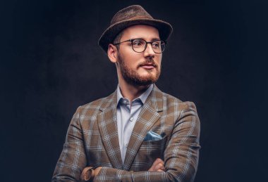 Stüdyo portre rahat kıyafetli bir yakışıklı sakallı erkek.