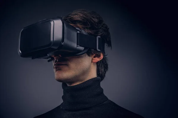 Студийный Портрет Человека Устройством Виртуальной Реальности — стоковое фото