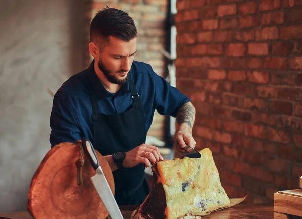 Professionele Slager Rauw Gerookt Vlees Snijden Een Tafel — Stockfoto