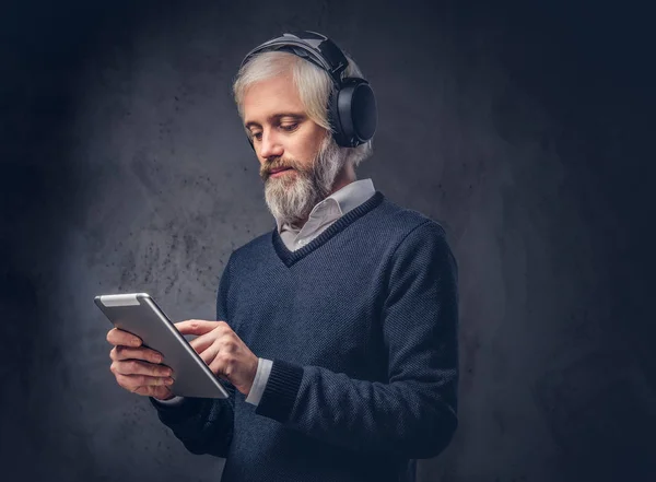 Retrato Estudio Hombre Mayor Guapo Usando Una Tableta Con Auriculares — Foto de Stock