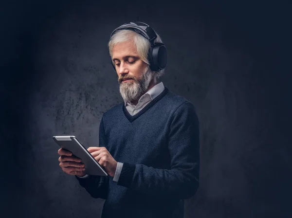 Retrato Hombre Mayor Guapo Usando Una Tableta Con Auriculares Estudio — Foto de Stock