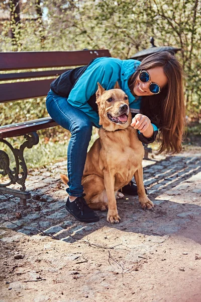 Açık Havada Yaşam Tarzı Güzel Bir Kızın Portresi Doğanın Keyfini — Stok fotoğraf