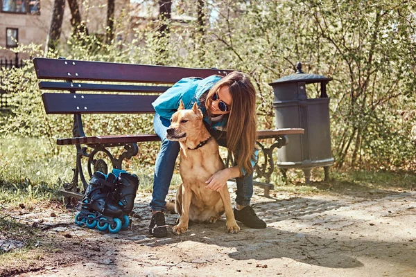 Stile Vita All Aperto Ritratto Una Bella Ragazza Godersi Natura — Foto Stock