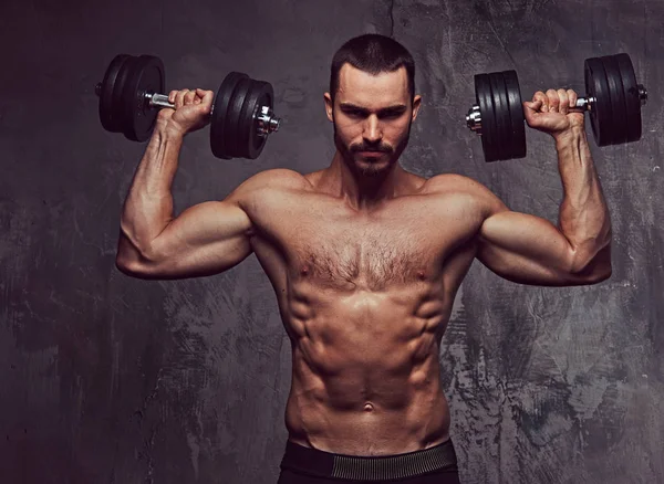 Studio Portret Van Een Bebaarde Brutale Man Geïsoleerd Een Grijze — Stockfoto