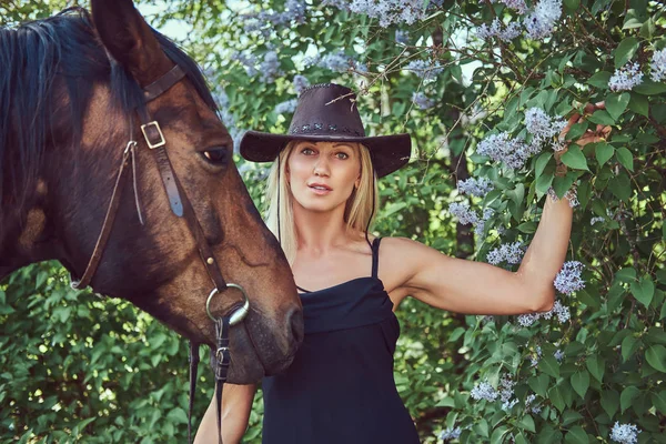Charming Beautiful Blonde Wearing Black Clothes Hat Standing Horse Flower — Stock Photo, Image