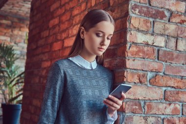 Bir çatı katı iç ile bir odada genç bir şehvetli kız.