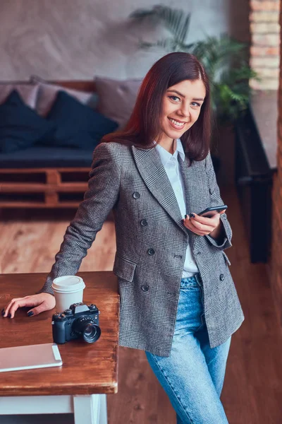 Portrait Une Charmante Brune Dans Une Chambre Avec Mezzanine Intérieure — Photo